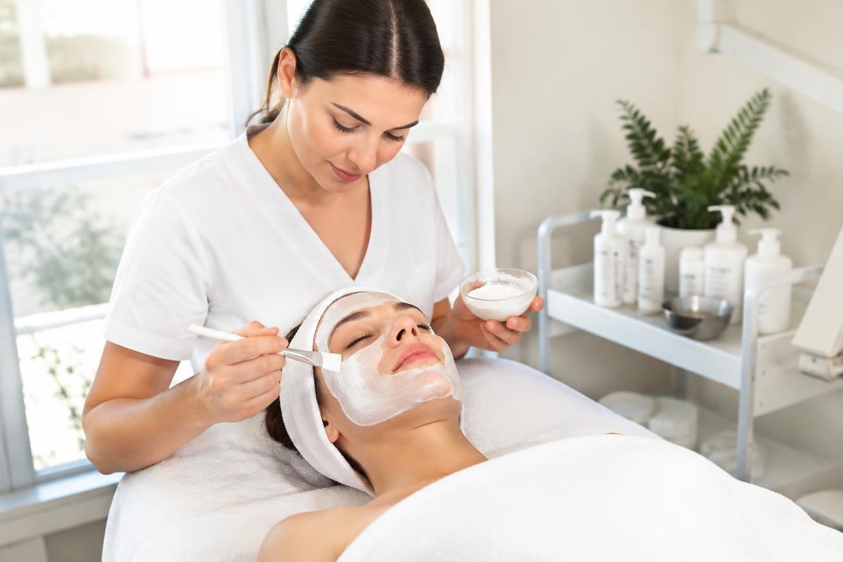 Esthéticienne réalisant un soin du visage