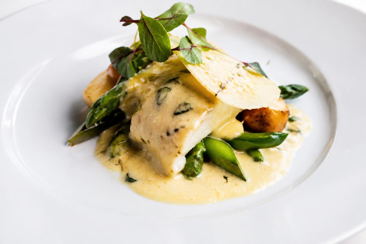 Assiette gastronomique dressée avec sauce au comté
